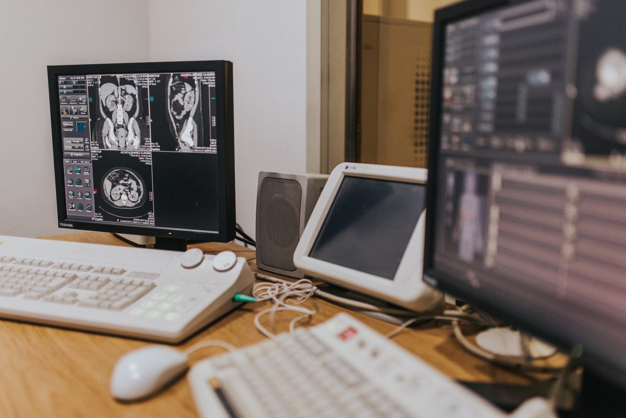 Medical imaging workstation with multiple monitors